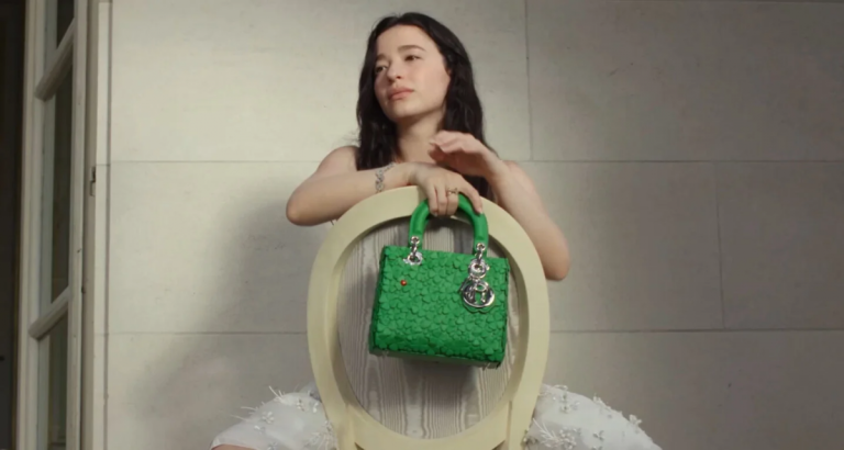 أكسسوارات
                        تألّقي بحقيبة lady dior clover الأنيقة
                        
                            06 كانون الثاني 2026