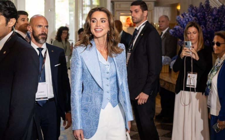 إطلالات المشاهير
أناقة الملكة رانيا في الأطقم الكلاسيكية… أسلوب لا يشيخ
06 كانون الثاني 2026 إطلالات المشاهير
أناقة الملكة رانيا في الأطقم الكلاسيكية… أسلوب لا يشيخ
06 كانون الثاني 2026