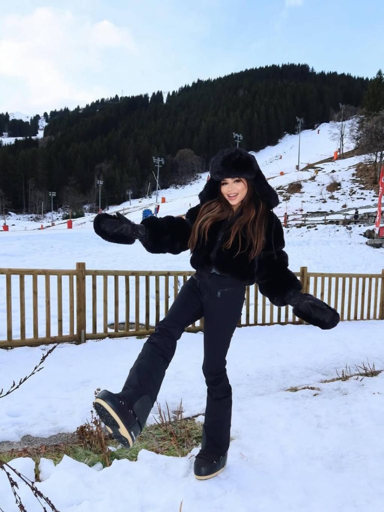 إطلالات المشاهير
                        أناقة على الثلج… مؤثّرات الموضة يخترن إطلالات دافئة ولافتة
                        
                            06 كانون الثاني 2026