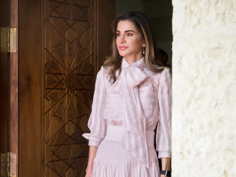 إطلالات المشاهير
الملكة رانيا العبدالله… عندما تلتقي العصرية بالرقي الملكي
16 كانون الثاني 2026 إطلالات المشاهير
الملكة رانيا العبدالله… عندما تلتقي العصرية بالرقي الملكي
16 كانون الثاني 2026