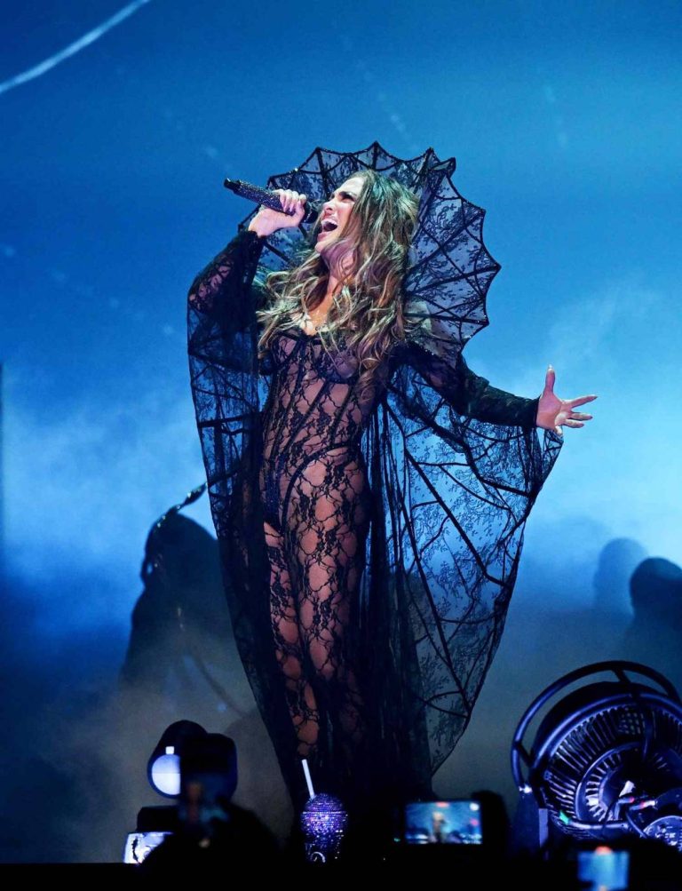 إطلالات النجوم
                        جينيفر لوبيز تتحدّى منتقدي جرأة فساتينها بست إطلالات نارية
                        
                            02 كانون الثاني 2026