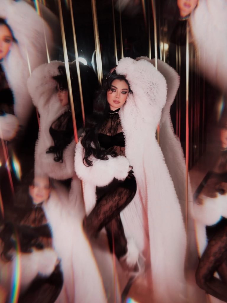 إطلالات النجوم
                        هيفاء وهبي تضج أنوثة بالدانتيل المخرّم
                        
                            10 كانون الثاني 2026