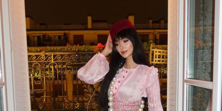 الإطلالات المصنوعة من قماش التويد دليلك لاختيارات مميزة في شتاء 2026.. استوحي ما يناسبك من النجمات