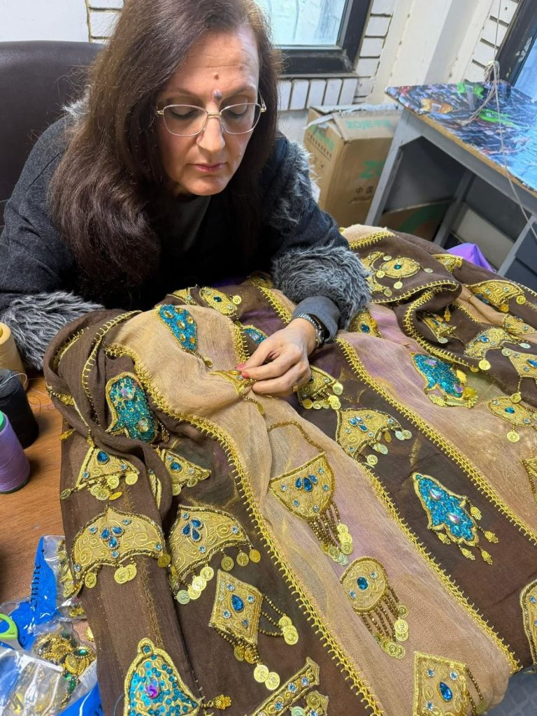 الدار العراقية للأزياء تُحيي المصوغات الفلكلورية بعباءة تراثية معاصرة