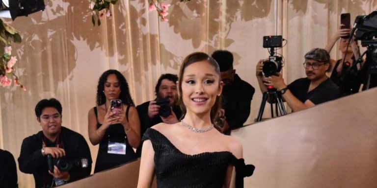 اللون الأسود حاضر بقوة.. الأناقة الهوليوودية تضفي السحر على السجادة الحمراء في حفل Golden Globes 2026