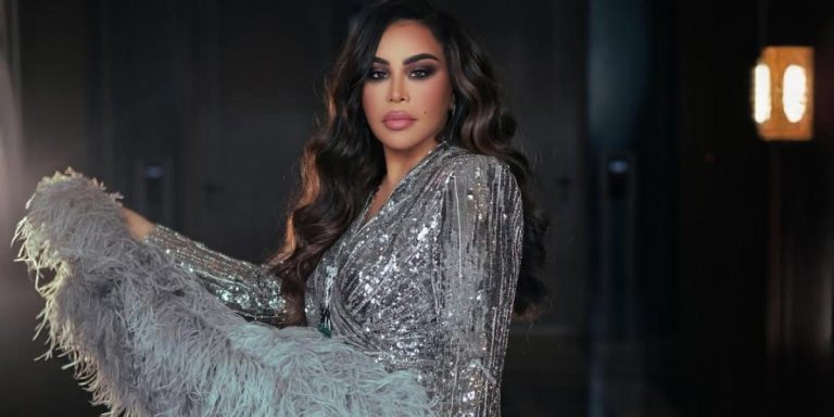 بالصور.. الوشاح أكسسوار الفخامة الذي لا تتخلى عنه النجمات في أيام الشتاء