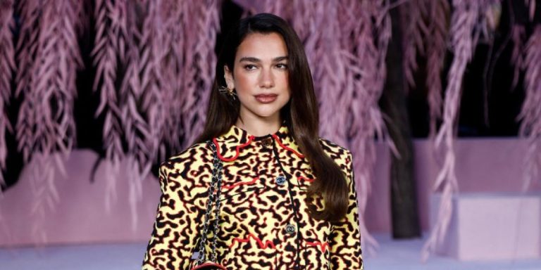 بالصور.. نجمات العالم مبهرات في أسبوع الموضة بباريس.. إطلالات راقية تعكس فخامة أجواء الشتاء