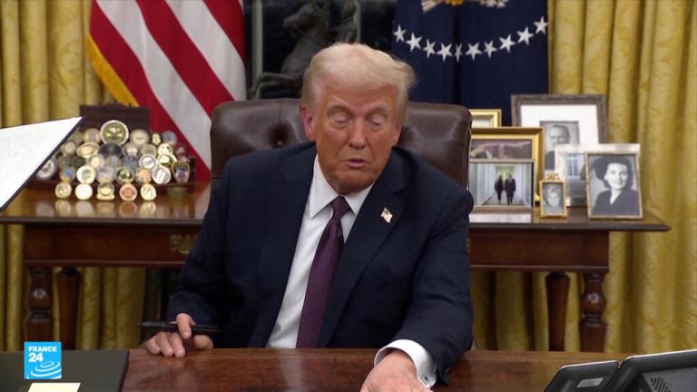 بروكسل تجمد الاتفاقية التجارية مع واشنطن.. ما هي تفاصيل الرسوم الجمركية، ومن الخاسر الأكبر؟ بروكسل تجمد الاتفاقية التجارية مع واشنطن.. ما هي تفاصيل الرسوم الجمركية، ومن الخاسر الأكبر؟