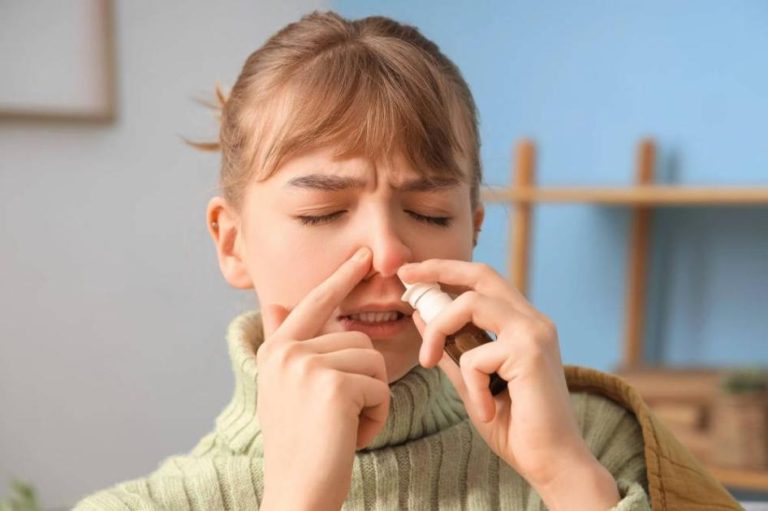 بسبب خطر الإدمان.. تحذيرات طبية من الإفراط في استخدام بخاخات الأنف خلال الشتاء