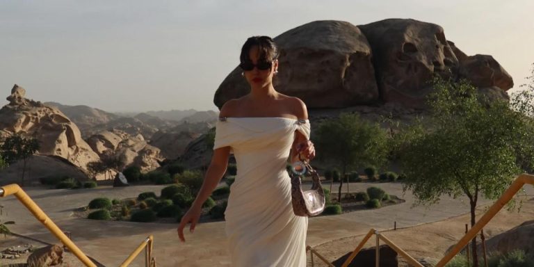 بسمة بوسيل بإطلالة بروح الصيف في زيارتها الجديدة للسعودية.. فشاهدوا أجمل أزيائها برحلاتها هناك