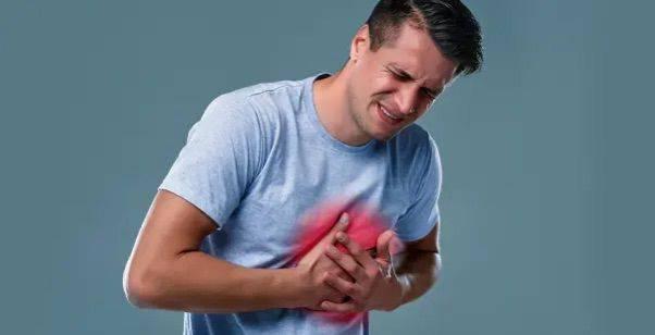 تشابه كبير.. كيف تفرق بين آلام المعدة وأعراض جلطة القلب الصامتة؟ تشابه كبير.. كيف تفرق بين آلام المعدة وأعراض جلطة القلب الصامتة؟