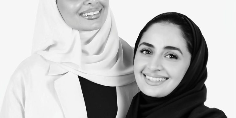 داخل عالم Touchless... نحتفي بإبداع فاطمة ودلال الخاجة