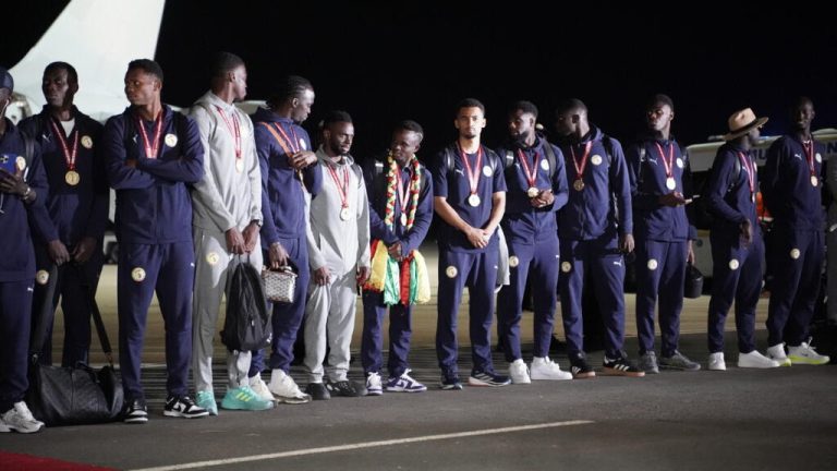 رقص في الشوارع وألعاب نارية... منتخب السنغال يحظى باستقبال الأبطال بعد فوزه بكأس الأمم الأفريقية