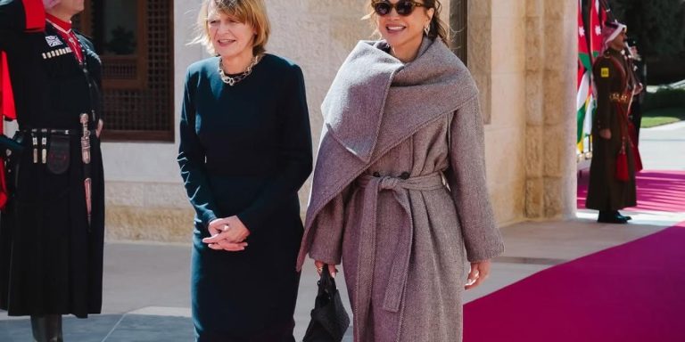 أحدثها بالمعطف الرمادي… شاهدي إطلالات الملكة رانيا الشتوية بستايل رسمي وراقي أحدثها بالمعطف الرمادي... شاهدي إطلالات الملكة رانيا الشتوية بستايل رسمي وراقي