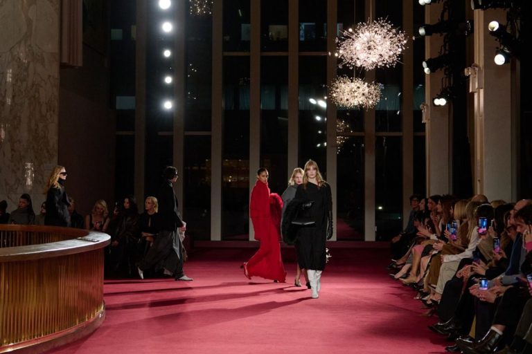 أسابيع الموضة
                        أبرز اتجاهات خريف 2026 في نيويورك: نقوش وطبقات وجرأة
                        
                            16 شباط 2026