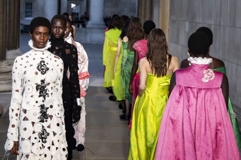 أسابيع الموضة
أبرز صيحات خريف 2026: من Central Saint Martins إلى Paul Costelloe
20 شباط 2026 أسابيع الموضة
أبرز صيحات خريف 2026: من Central Saint Martins إلى Paul Costelloe
20 شباط 2026