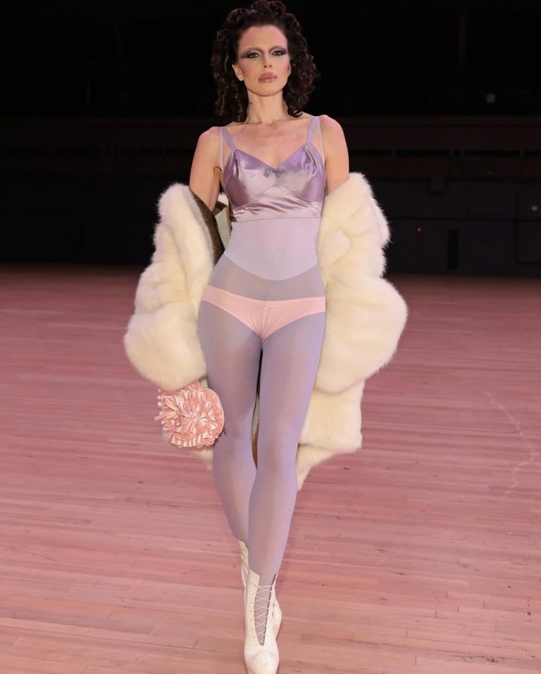 أسابيع الموضة
                        جوليا فوكس تنسخ إطلالة بيانكا سينسوري
                        
                            12 شباط 2026