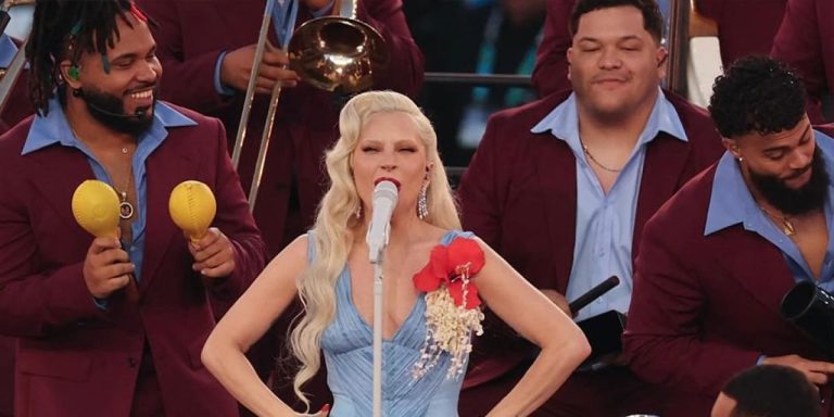 إطلالات Super Bowl 2026.. هل نجحت النجمات في اختيار أزياء مناسبة للحدث الرياضي الأبرز؟