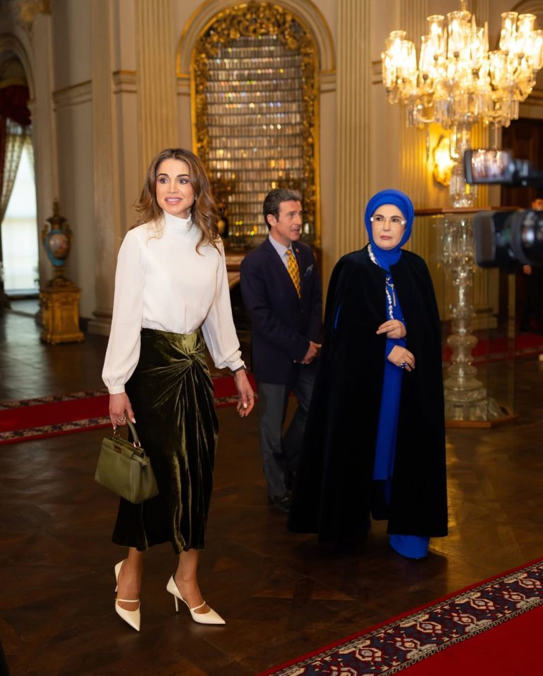 إطلالات المشاهير
                        الملكة رانيا العبدالله تنسّق المعطف الصوفي المنحوت ببراعة مع بلوزة بيضاء بياقة عالية
                        
                            08 شباط 2026