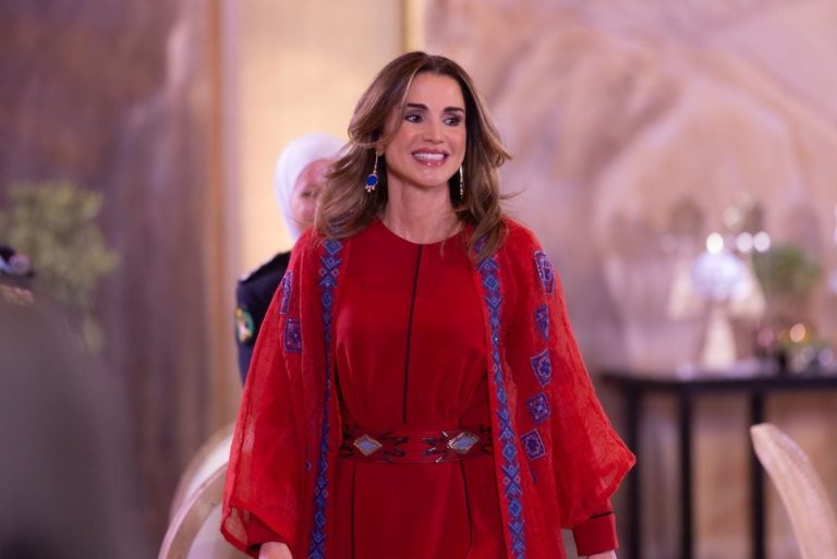 إطلالات المشاهير
                        سر اختيار الملكة رانيا العبدالله للقفاطين الحمراء في إطلالاتها
                        
                            22 شباط 2026