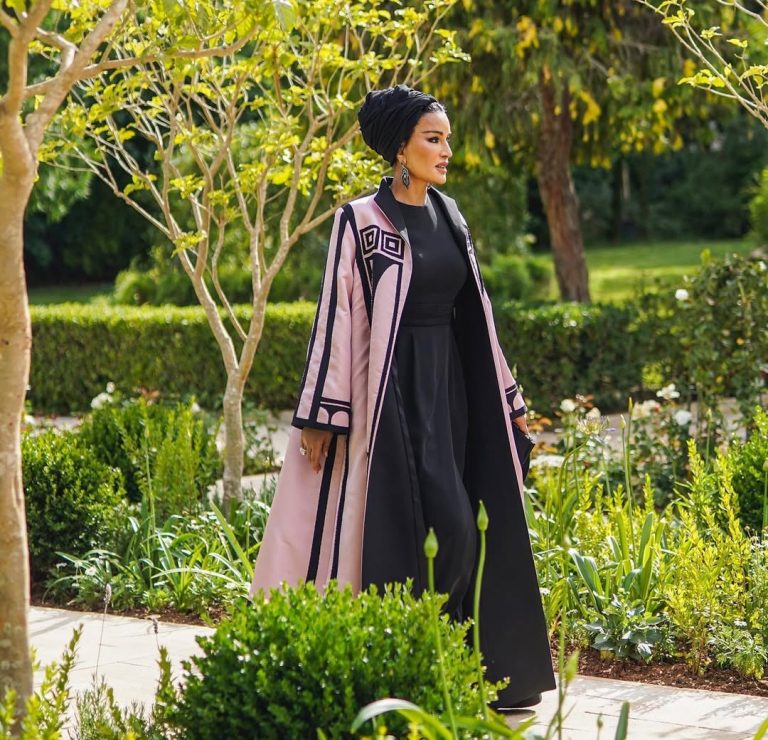 إطلالات المشاهير
                        موضة الأزياء الشرقية بألوان الباستيل على طريقة الشيخة موزا
                        
                            16 شباط 2026