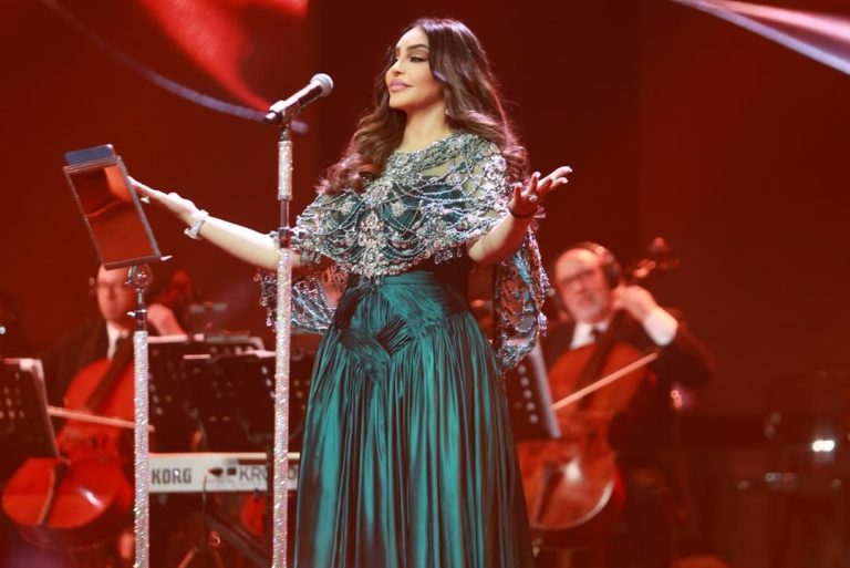 إطلالات النجوم
                        لماذا تفضّل أحلام الأزياء المطرزة في إطلالاتها؟
                        
                            04 شباط 2026