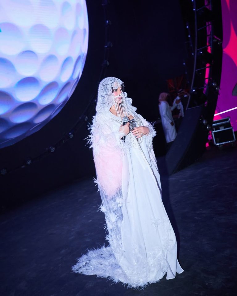 إطلالات النجوم
                        ماذا يعكس البرقع في إطلالات النجمات الحديثة؟
                        
                            22 شباط 2026