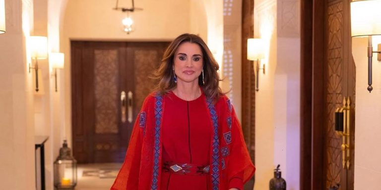 إطلالات رمضان 2026.. استلهمي الأناقة من أسلوب الملكة رانيا