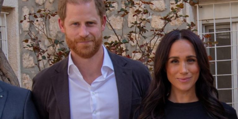 إطلالات لفتت أنظارنا من خزانة ميغان ماركل خلال زيارتها للأردن.. والأسلوب الكلاسيكي مع اللمسات العملية لا غنى عنهما إطلالات لفتت أنظارنا من خزانة ميغان ماركل خلال زيارتها للأردن.. والأسلوب الكلاسيكي مع اللمسات العملية لا غنى عنهما