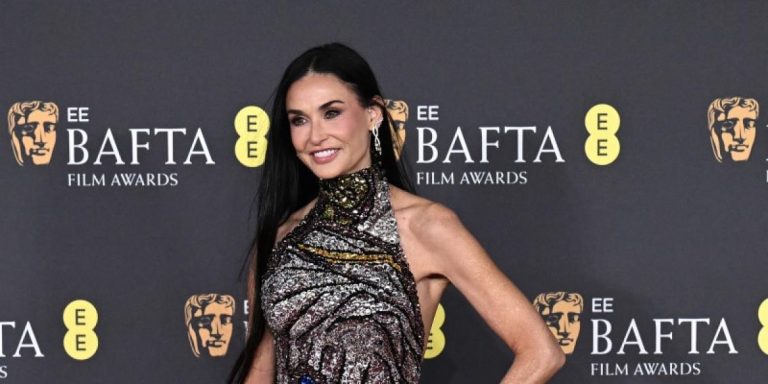 الأزياء المطرزة بالتفاصيل المبهرة خيار النجمات المثالي في حفلات توزيع جوائز بافتا.. تذكروا معنا أجملها