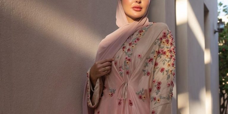 حنين الصيفي تلهمك أساليب تنسيق العبايات بأناقة في شهر رمضان.. إطلالات تناسب الخروجات اليومية