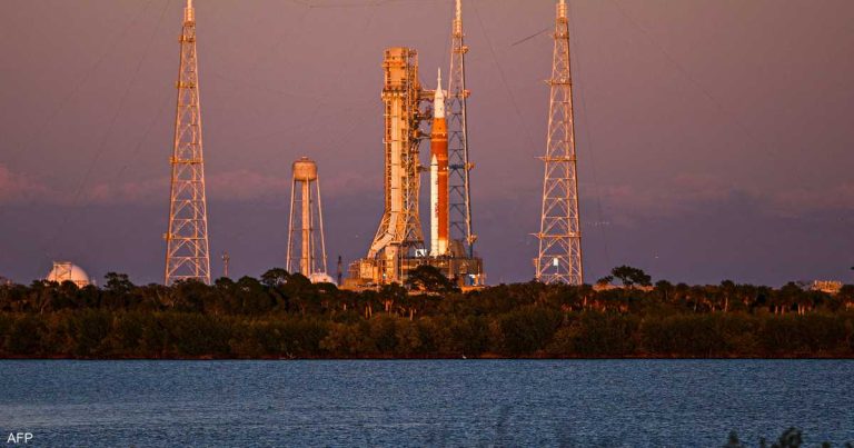 خلل تقني يؤجّل أول رحلة مأهولة إلى القمر منذ عقود