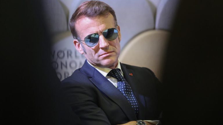 ماكرون يدعو أوروبا لإيجاد وسيلة اقتراض مشتركة وتحدي الدولار