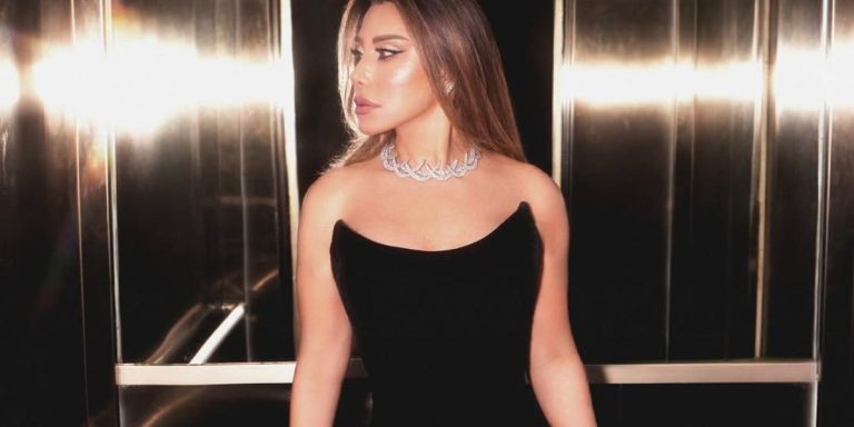 نجوى كرم تستعيد سحر الكورسيه مجدداً وجولة على أجمل فساتينها بهذه الصيحة