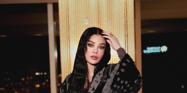 هيفاء وهبي بغطاء رأس في أول إطلالة رمضانية بـ2026 وهذه جولتنا على أسلوبها في اختيار أزيائها المريحة