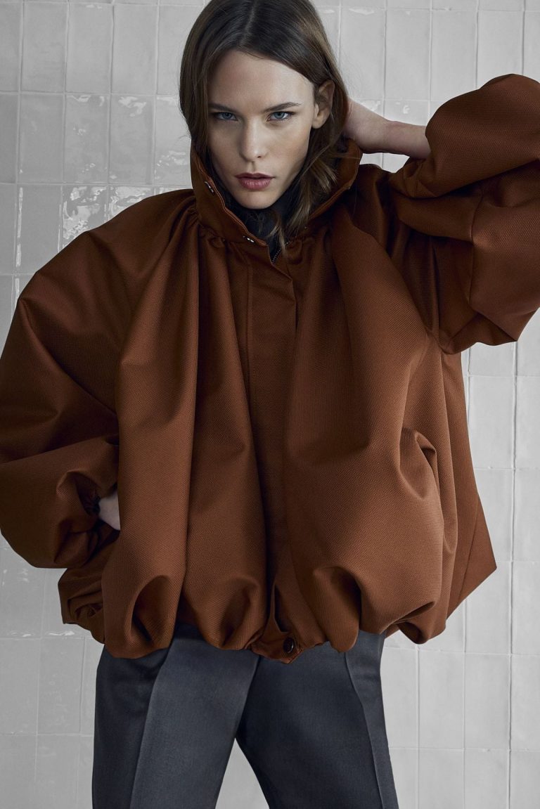 أخبار الموضة
                        شراكة استراتيجية بين Maison Pyramide و Mercedes-Benz Fashion Week Madrid
                        
                            18 آذار 2026