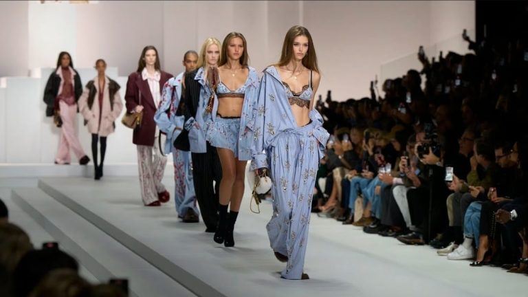 أزياء
                        الدانتيل نجم الموضة الأبرز في ربيع 2026
                        
                            23 آذار 2026