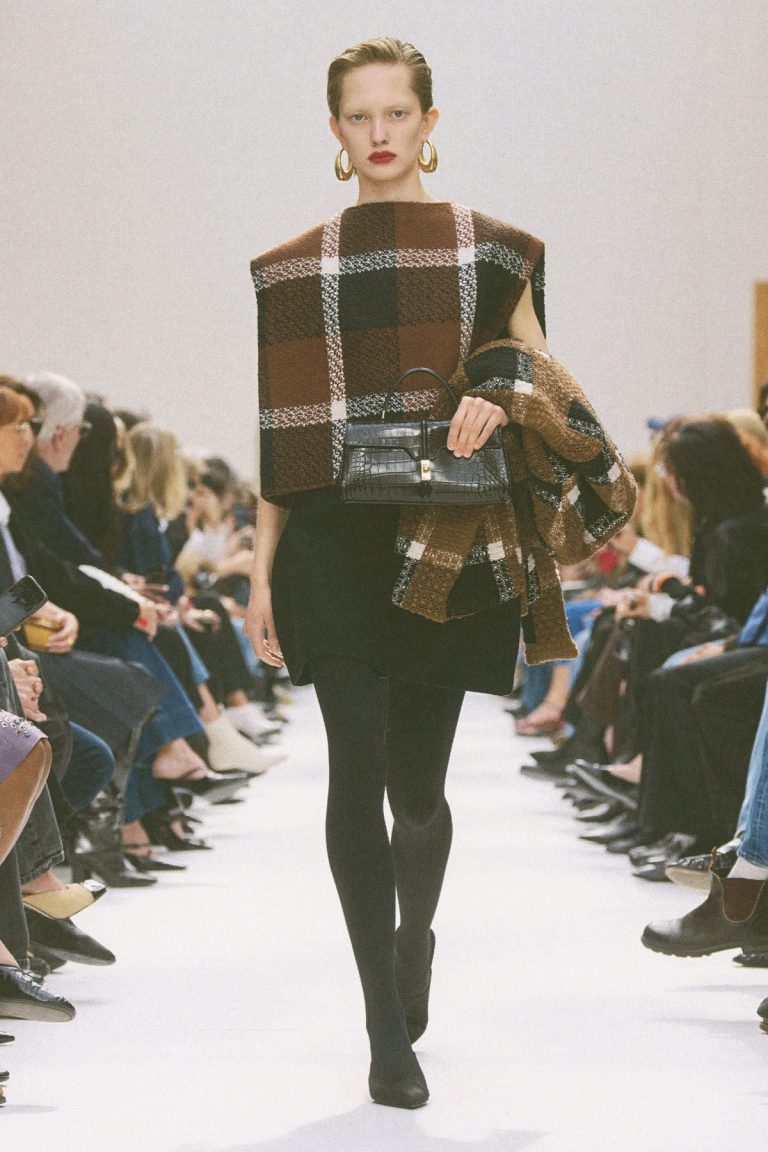 أسابيع الموضة
                        مجموعة Celine لخريف/شتاء 26... قوة الشخصية
                        
                            10 آذار 2026