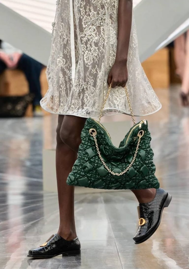 أكسسوارات
                        اقتني حقيبة Dior Crunchy الفخمة هذا الصيف
                        
                            31 آذار 2026