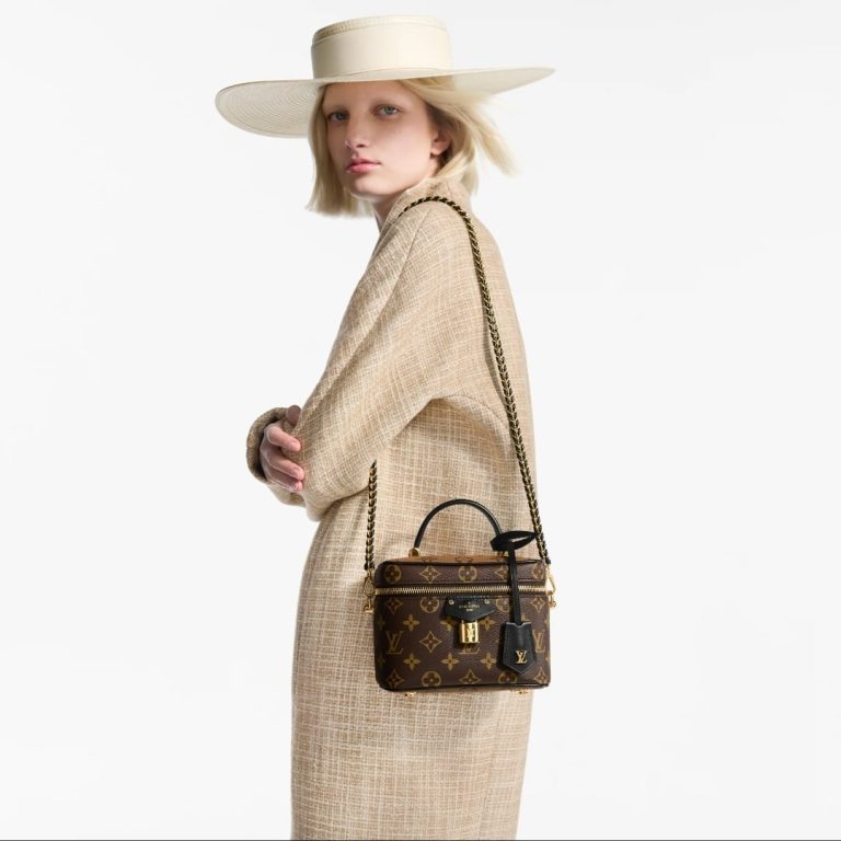 أكسسوارات
حقيبة الـVanity من أبرز صيحات هذا الموسم
29 آذار 2026 أكسسوارات
حقيبة الـVanity من أبرز صيحات هذا الموسم
29 آذار 2026