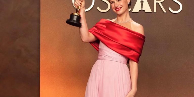 أناقة عصرية بروح كلاسيكية.. نظرة على إطلالات جيسي باكلي الفائزة بجائزة الأوسكار 2026