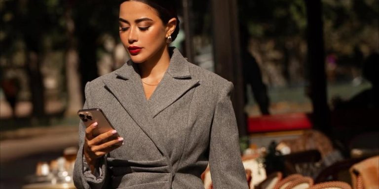 أناقة يومية دافئة بنكهة كلاسيكية محتشمة من خزانة يارا السكري بطلة مسلسل “علي كلاي” أناقة يومية دافئة بنكهة كلاسيكية محتشمة من خزانة يارا السكري بطلة مسلسل "علي كلاي"