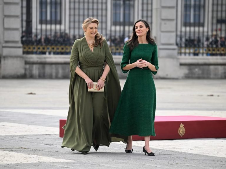 إطلالات المشاهير
                        الفساتين الميدي على طريقة الملكة ليتيزيا… أناقة ملكية تلهم إطلالاتك
                        
                            07 آذار 2026