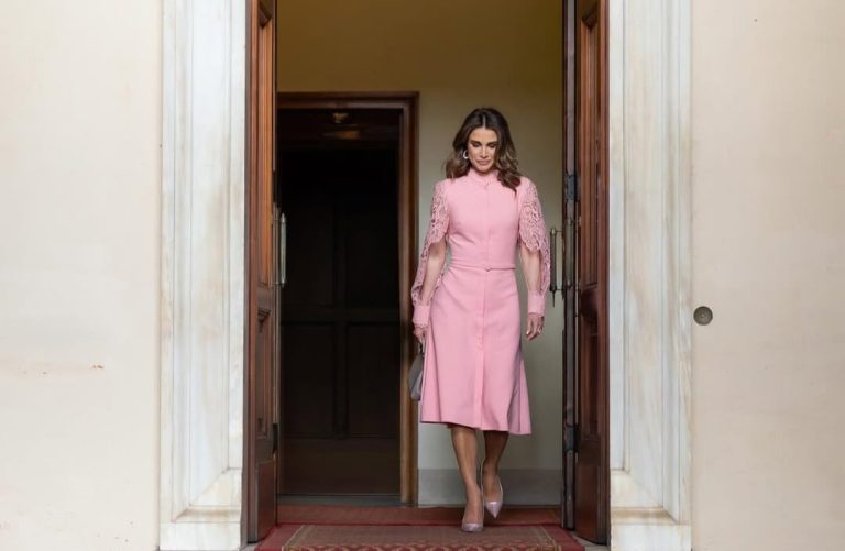 إطلالات المشاهير
                        كيف تتألقين في العيد بفساتين مستوحاة من الملكة رانيا
                        
                            18 آذار 2026