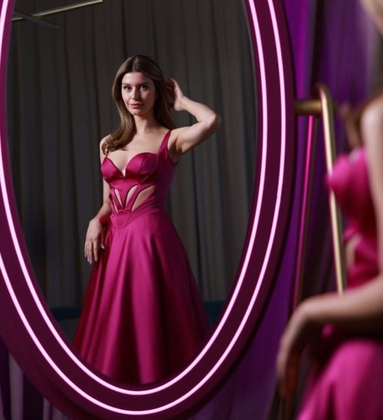 إطلالات النجوم
                        أناقة بيرين سات: فساتين السترابلس والـ Cut Out
                        
                            08 آذار 2026