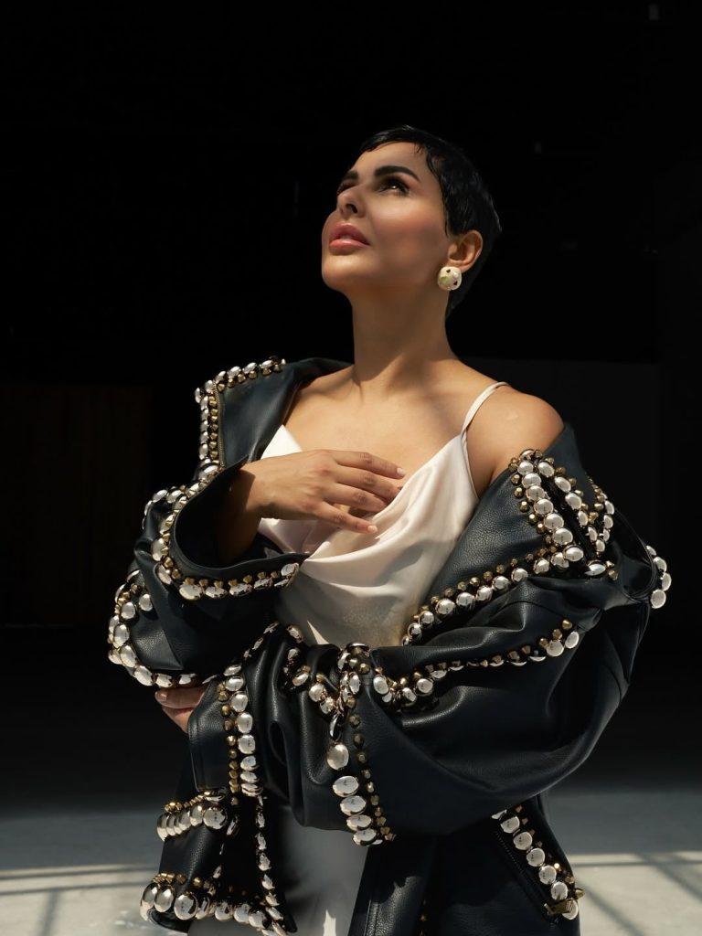 إطلالات النجوم
إطلالة متمردة: ميس حمدان تمزج الرقة بالقوة
27 آذار 2026 إطلالات النجوم
إطلالة متمردة: ميس حمدان تمزج الرقة بالقوة
27 آذار 2026