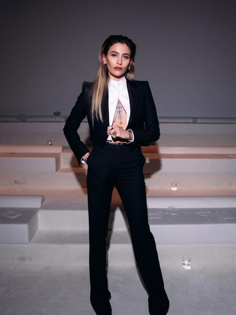 إطلالات النجوم
                        باريس جاكسون تستعرض قوامها الرشيق بقميص مكشوف خلال أسبوع الموضة في باريس
                        
                            06 آذار 2026