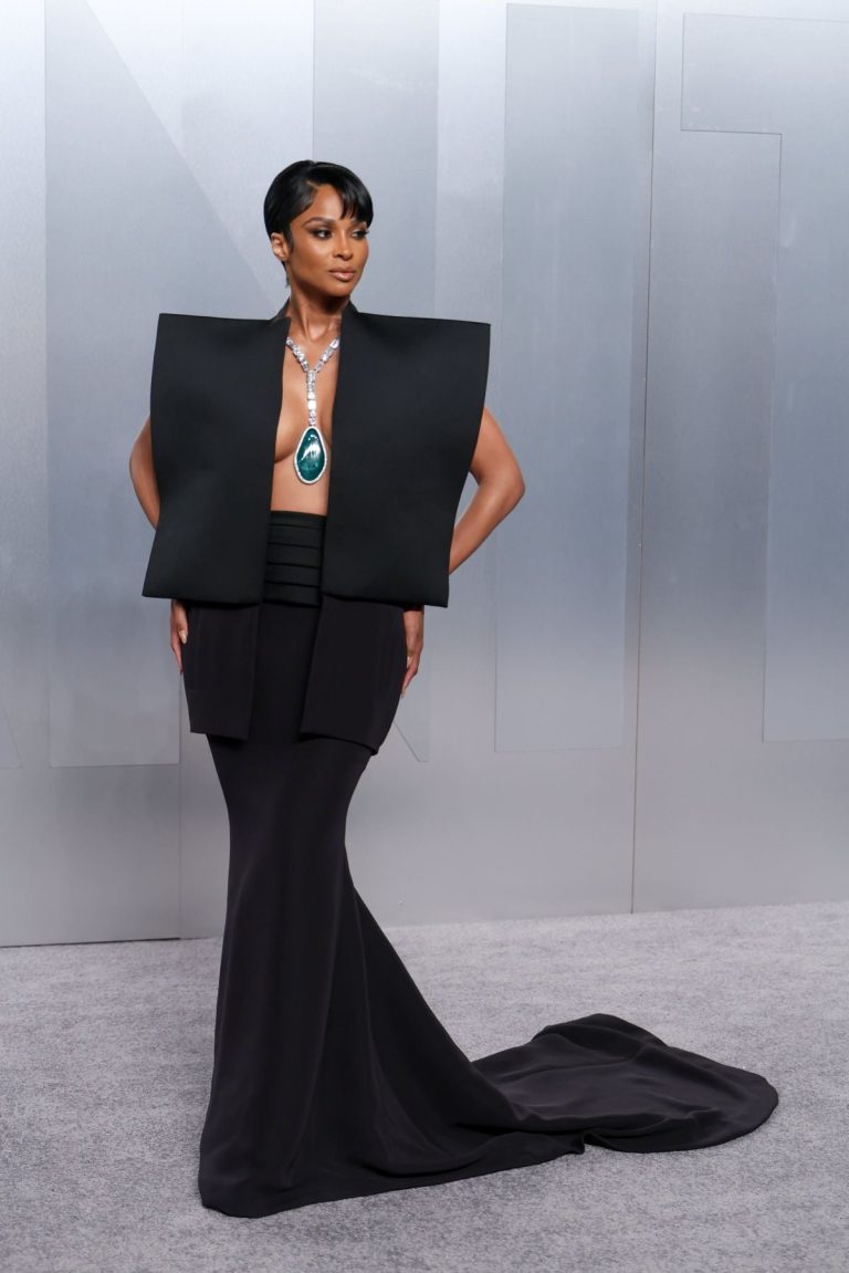 إطلالات النجوم
                        سيارا بتصميم لافت على السجادة الحمراء
                        
                            16 آذار 2026