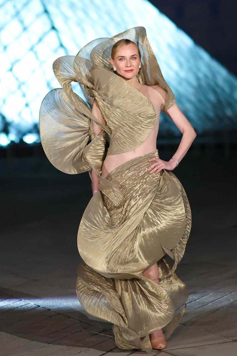 إطلالات النجوم
                        فستان ديان كروغر يلفت الأنظار: بتلات ثلاثية الأبعاد مُوزعة ببراعة
                        
                            04 آذار 2026