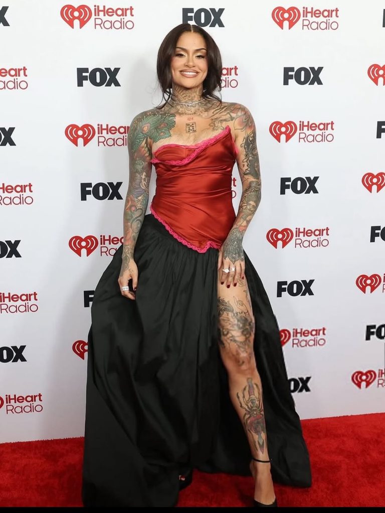 إطلالات النجوم
                        كيلاني بأربع إطلالات مختلفة حفل جوائز iHeartRadio 2026
                        
                            27 آذار 2026